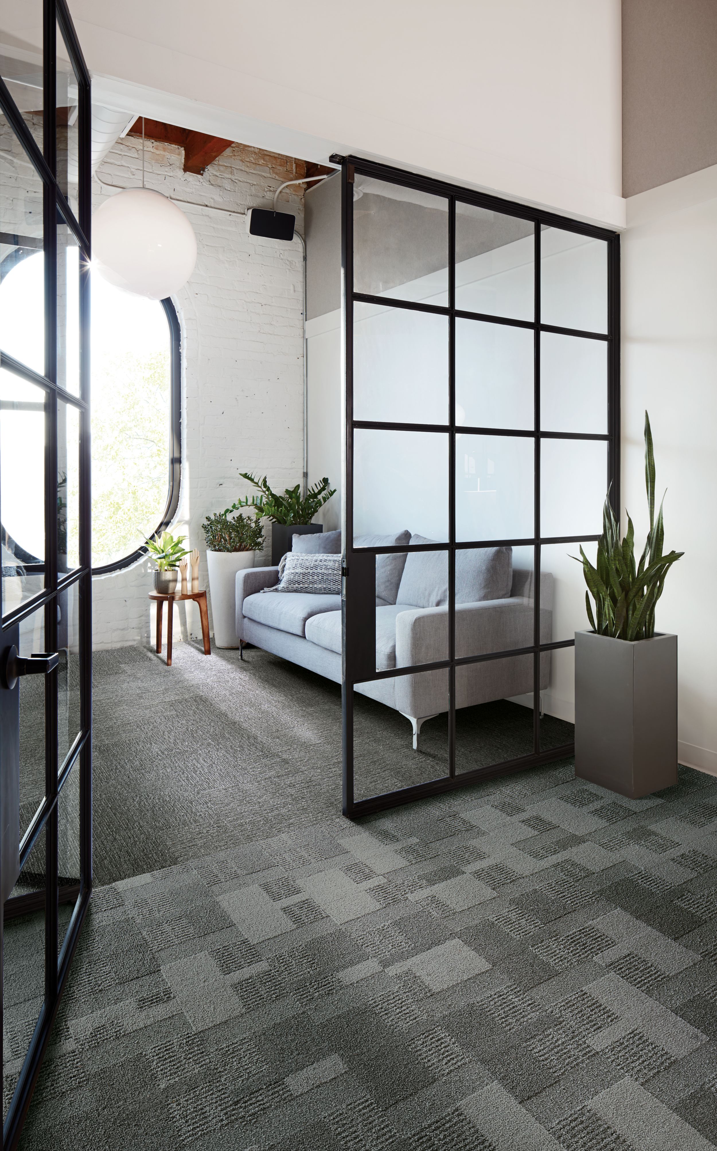 Interface Zen Stitch and Geisha Gather plank carpet tile in private seating area número de imagen 8